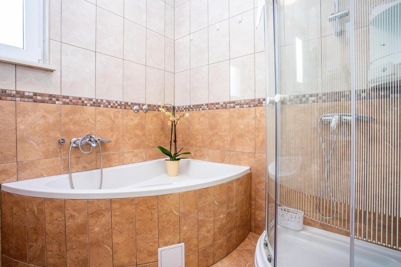 אומיס Apartments Adisa מראה חיצוני תמונה