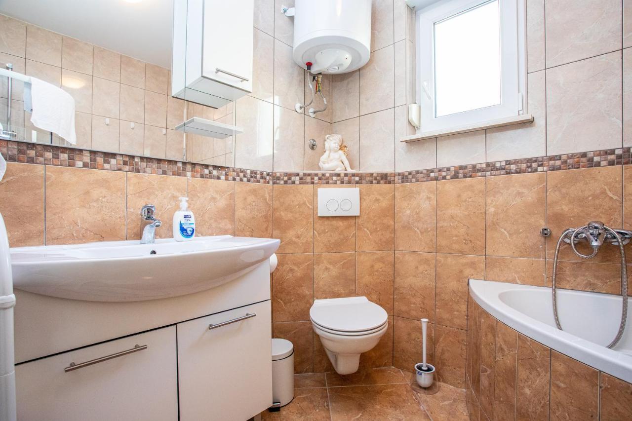 אומיס Apartments Adisa מראה חיצוני תמונה