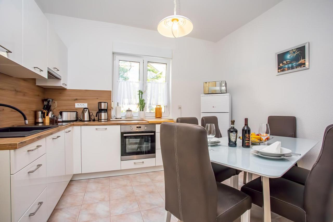 אומיס Apartments Adisa מראה חיצוני תמונה